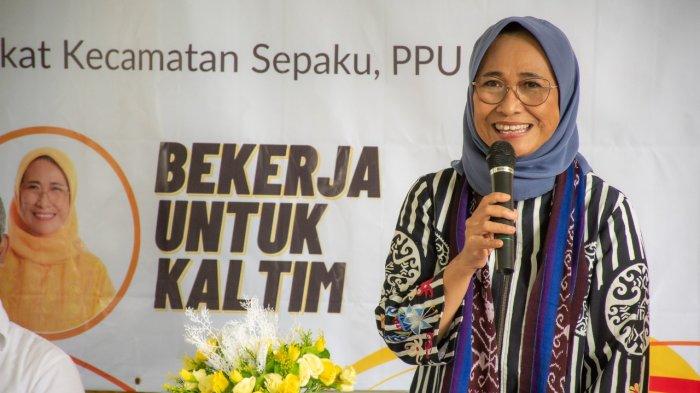 FOTO Wakil Ketua Komisi X DPR RI Hetifah Sjaifudian saat menghadiri penyerahkan SK PPPK kepada para guru honorer di Balikpapan dan Penajam Paser Utara. Dalam real count KPU terbaru, terlihat perolehan suara dua jagoan Partai Golkar untuk kursi DPR Dapil Kaltim yakni Rudy Masud dan Hetifah Sjaifudian tak terbendung.
