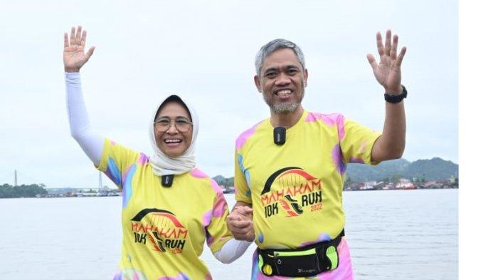 Anggota DPR RI dari Dapil Kaltim Hetifah Sjaifudian bersama suami tengah olahraga. Terlihat di laman pemilu2024.kpu.go.id, perolehan suara Hetifah Sjaifudian caleg Partai Golkar itu juga ungguli mantan Gubernur Kaltim, hingga eks Kapolda Kaltim.