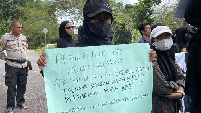 Puluhan mahasiswa yang tergabung dalam Himpunan Mahasiswa Islam (HMI) Cabang Nunukan, kembali lakukan demo soal listrik di depan Kantor DPRD Nunukan, Selasa (19/12/2023).