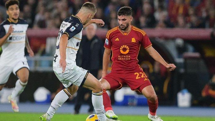 Gelandang AS Roma, Houssem Aouar - Pemain asal Algeria itu tampil mengecewakan pada Liga Europa kontra Servette, Jumat (1/12/2023) nasibnya di ibu kota Italia kini terancam.