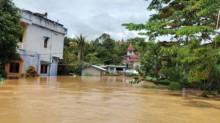 Hujan deras seharian mengakibatkan Banjir di Desa Data Dian, Kecamatan Kayan Hilir, Malinau. Kecamatan dan warga berupaya menyelamatkan hasil panen dari jangkauan banjir, Senin (5/2/2024).