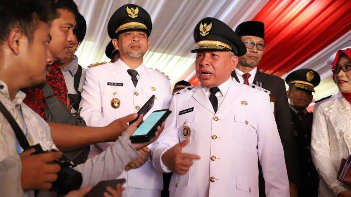 Isran Noor saat masih menjabat Gubernur Kaltim diwawancarai wartawan di Samarinda, beberapa waktu lalu.