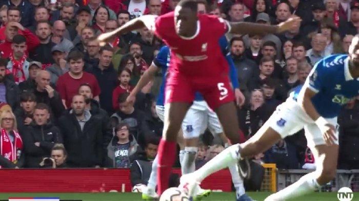 Ibrahima Konate saat melanggar Beto di laga Derby Merseyside membuat pelatih Everton Sean Dyche murka