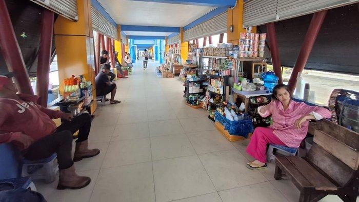 AKUI SEPI - Ibu Indrawati, penjual di Pelabuhan Tengkayu Satu Tarakan saat menunggu dagangannya. TRIBUNKALTARA.COM/ANDI PAUSIAH
