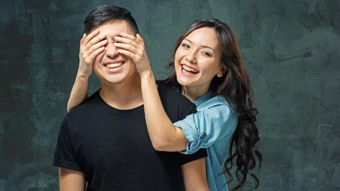 Ilustrasi - Simak deretan pantun gombal yang romantis dan kocak, dijamin bikin doi salah tingkah, lihat reaksinya.