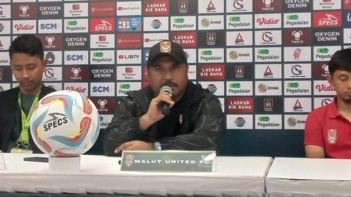 KUNCI KEMENANGAN - Pelatih Malut United, Imran Nahumarury dalam sesi post match conference di Stadion Madya, Senayan, Jakarta, Sabtu (9/3/2024). Pelatih Malut United yakni Imran Nahumarury bongkar kunci Laskar Kie Raha bisa bantai Borneo FC di pekan ke-22 Liga 1 2024/2025.