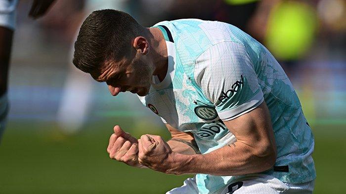 Selebrasi pemain Inter Milan, Robin Gosens saat mencetak gol ke gawang Salernitana pada giornata 29 Liga Italia Serie A, di Stadion Arechi, Jumat (7/4/2023).