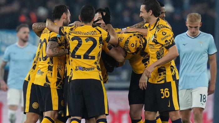 Selebrasi para pemain Inter Milan seusai mengalahkan Lazio, pada pekan 16 Liga Italia Serie A di Stadion Olimpico, Selasa (17/12/2024).