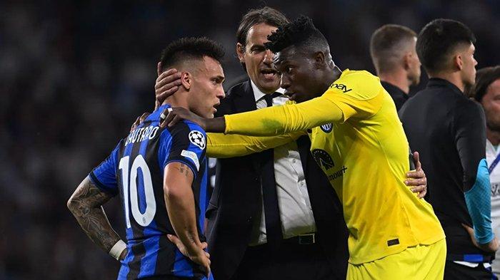Andre Onana dan Simone Inzaghi menenangkan Lautaro Martinez setelah Inter Milan kalah di final Liga Champions menghadapi Manchester City City dengan skor 0-1, di Stadion Ataturk Olimpic, Minggu (11/6/2023).