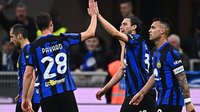 Selebrasi Matteo Darmian, Benjamin Pavard, dan Lautaro Martinez pada laga Inter Milan vs Atalanta, pekan ke-21 Liga Italia Serie A, di Stadion Giuseppe Meazza, Kamis (29/2/2024).