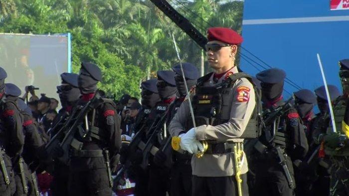 KOMANDAN UPACARA - Irjen Dadang Hartanto jadi komandan upacara Hari Bhayangkara ke-79. Wakil Ketua DPR RI yang juga Ketua Harian Partai Gerindra, Sufmi Dasco Ahmad, bocorkan tujuan sebenarnya Prabowo menyuruh Irjen Pol Dadang Hartanto menghadap usai upacara Hari Bhayangkara ke-79.