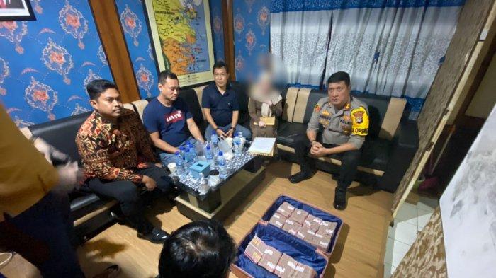 Momen istri HN32 mengembalikan uang senilai Rp1,2 miliar di Kantor Polres Tarakan pada Jumat (28/6/2024) lalu.