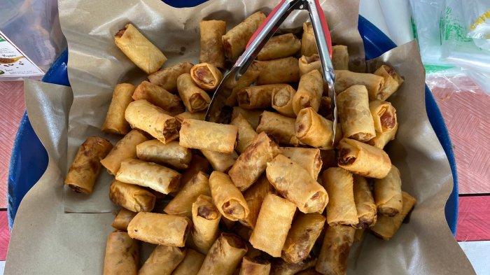 Jajanan gorengan lumpia di Pasar Ramadan Blok Tiga Ok di Jalan Sanusi, RT 06, Kelurahan Nunukan Barat, Kalimantan Utara (Kaltara).