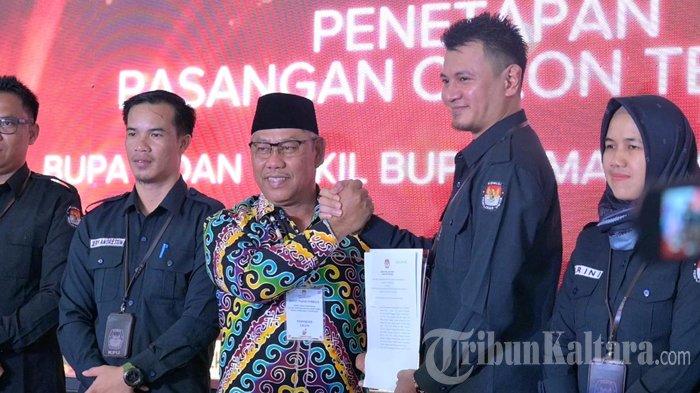 Wakil Bupati Malinau Terpilih, Jakaria menerima SK Penetapan KPU Malinau yang menetapkan Paslon nomor urut 1, Wempi Jakaria sebagai Bupati dan Wakil Bupati Malinau terpilih hasil Pilkada 2024 pada Pleno penetapan di Malinau, Kalimantan Utara, Kamis (9/1/2025). (TribunKaltara.com/Mohamad Supri)