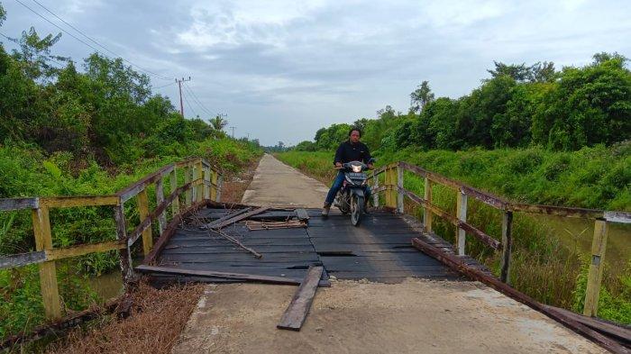 Jembatan Desa Tanjung Buka SP7 menuju SP8 yang mengalami kerusakan