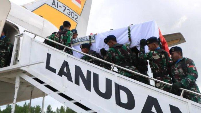 Jenazah almarhum Kolonel Pnb Bambang Sudewo saat diberangkatkan ke Makassar dari Lanud Anang Busrw, Sabtu (23/3/2024).