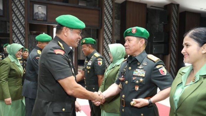 FOTO KSAD Jenderal TNI Maruli Simanjuntak (kiri) beri selamat kepada Mayjen TNI Rafael Granada Baay usai Sertijab.  
