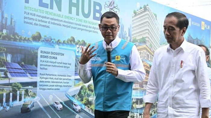 Presiden Republik Indonesia, Joko Widodo (kanan) ketika mendengar pemaparan dari Direktur Utama PLN, Darmawan Prasodjo (kiri) tentang pembangunan Integrated Renewable Energy Zone pertama dan terbesar di Tanah Air atau PLN Hub di pusat Ibu Kota Negara (IKN) Nusantara pada Rabu (5/6).