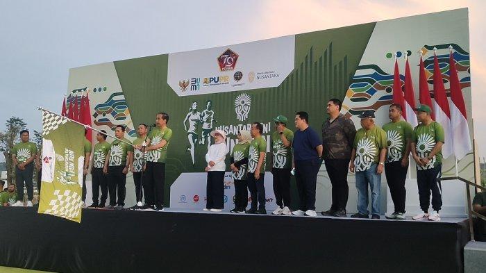Presiden Joko Widodo ( Jokowi ) melepas ribuan peserta lari “ Nusantara TNI Fun Run ” di kawasan Ibu Kota Nusantara ( IKN ), Minggu (6/10/2024) pagi.