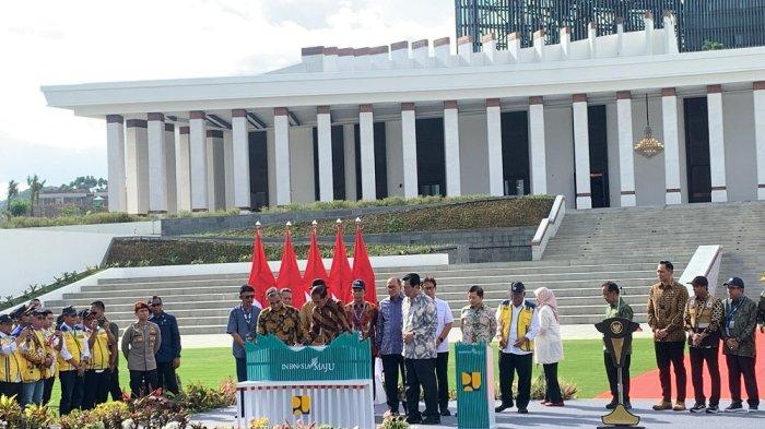 Presiden RI ke-7 Joko Widodo (Jokowi) meresmikan Istana Negara di Ibu Kota Nusantara (IKN), Kalimantan Timur. Pada saat bersamaan juga diserahkan sertifikat Istana Negara dari Menteri ATR/BPN Agus Harimurti Yudhoyono kepada Mensesneg Pratikno