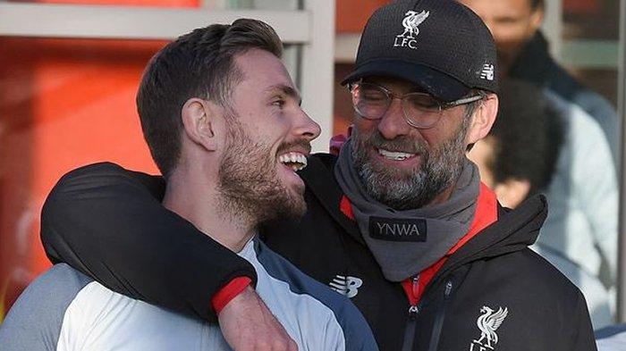Jordan Henderson dan Juergen Klopp. Klopp mengaku kaget dengan kepindahan Jordan Henderson ke Etiifaq. (twitter/@LFC)