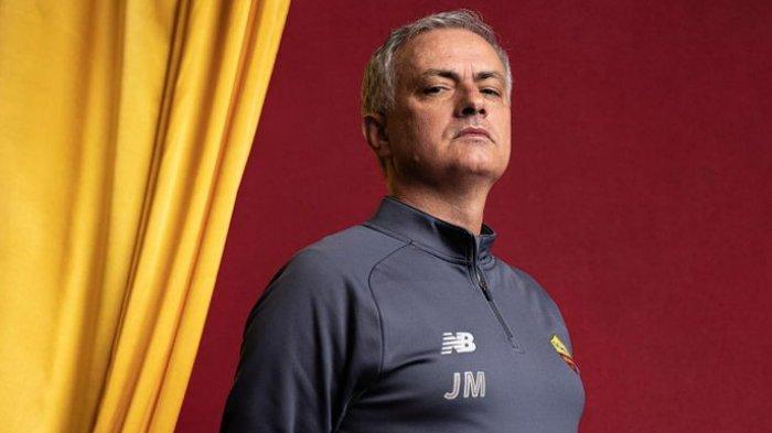 Pelatih AS Roma, Jose Mourinho - The Special One akan absen di laga perdana Giallorossi di Liga Italia musim ini, sebagai gantinya, manajemen menunjuk salah satu legenda tim yakni Bruno Conti.