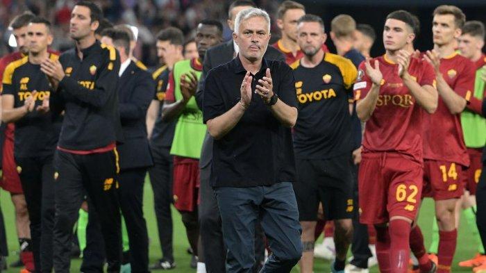 Pelatih AS Roma, Jose Mourinho setelah kekalahan AS Roma dari Sevilla pada final Liga Europa di Puskas Arena, Budapest, Kamis (1/6/2023) dini hari WIB.