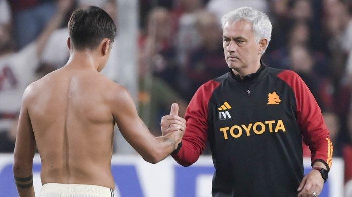 Pelatih AS Roma, Jose Mourinho dan bomber Paulo Dybala usai tumbang di markas Genoa dalam pertandingan Liga Italia pekan keenam, Jumat (29/9/2023) WIB dengan skor 4-1. Terlepas dari hasil yang buruk ini, The Special One masih sempat berkilah.