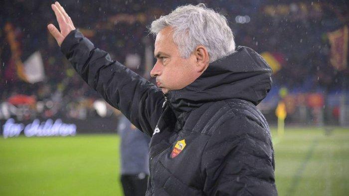 Pelatih asal Portugal, Jose Mourinho - Juru taktik 60 tahun itu resmi dipecat AS Roma menyusul performa buruk dan  kekalahan beruntun atas Lazio dan AC Milan belakangan ini.