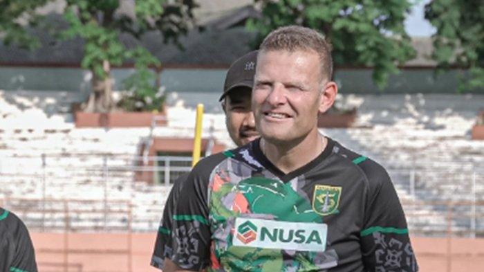 Baru gabung Persebaya Surabaya, Josep Gombau akan langsung diuji di Derby Suramadu di Liga 1.