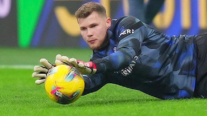 DEBUT GEMILANG - Kiper Inter Milan, Josep Martinez saat melakukan pemanasan jelang pertandingan Liga Italia Serie A. Penjaga gawang asal Spanyol ini tampil gemilang dalam laga debutnya di Serie A melawan mantan klub, Genoa, di Stadion Giuseppe Meazza, Minggu (23/2/2025).