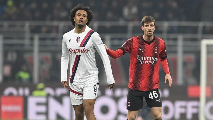 Penyerang Bologna, Joshua Zirkzee (kiri) mendapat pengawalan ketat dari bek AC Milan, Matteo Gabbia pada giornata 22 Liga Italia Serie A, di Stadion San Siro, Minggu (28/1/2024). (acmilan.com)