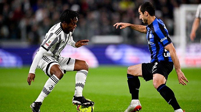 Juan Cuadrado berduel dengan Henrikh Mkhitaryan pada semifinal Coppa Italia antara Juventus vs Inter Milan di Juventus Stadium, Rabu (5/4/2023). (Twitter / @juventusfc)