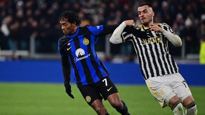 Duel Juan Cuadrado dan Filip Kostic pada Derby d Italia antara Juventus vs Inter Milan, peklan ke-13 Liga Italia Serie A, di Allianz Stadium, Senin (27/11/2023). (legaseriea.it)
