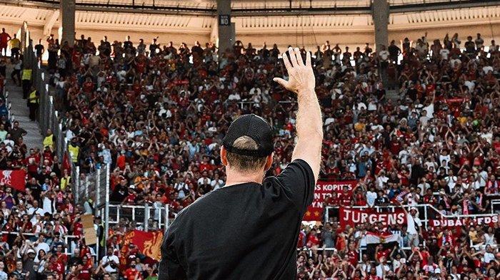 Juergen Klopp saat menyapa fans Liverpool usai laga pramusim melawan Karlshurer (instagram/@liverpoolfc)