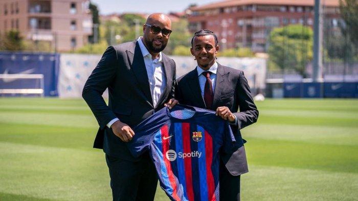 PROFIL JULES KOUNDE - Jules Kounde saat resmi berseragam Barcelona di musim panas 2022. Berikut ini profil Jules Kounde yang baru saja menjadi penentu Barcelona juara Copa del Rey usai mengalahkan Real Madrid besutan Carlo Ancelotti di final.