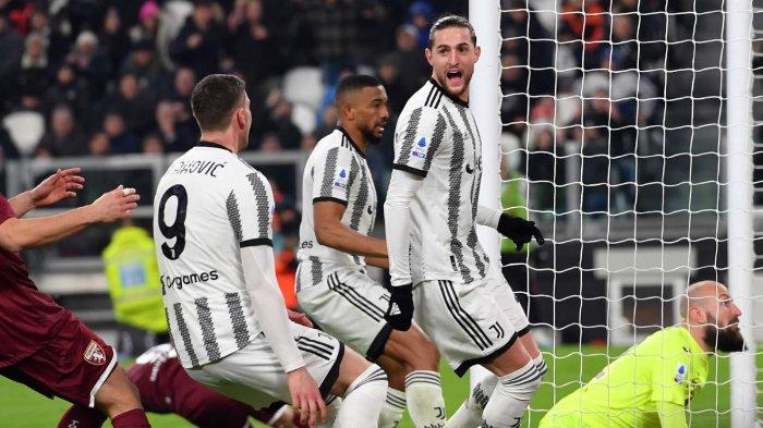 Gelandang Adrien Rabiot dan para pemain Juventus yang lain dalam laga Derby della Mole kontra Torino di Liga Italia Serie A pada Rabu (1/3/2023).