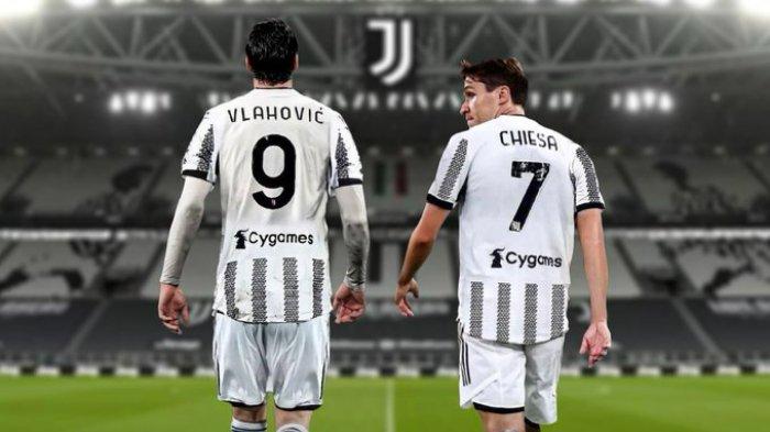 Pemain Juventus, Dusan Vlahovic dan Federico Chiesa - Bianconeri kian mantap menyingkirkan mantan pemain Fiorentina tersebut lewat bursa transfer musim panas ini. Dilaporkan, manajemen akan terbang ke London dalam waktu dekat untuk menawarkan dua pemain tersebut.
