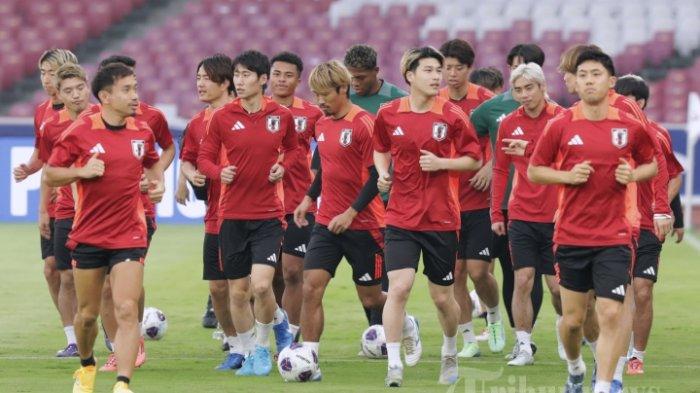 KABAR BURUK JEPANG - Pemain Timnas Jepang melakukan latihan jelang pertandingan Timnas Indonesia melawan Timnas Jepang dalam babak kualifikasi Piala Dunia 2026 Zona Asia di Stadion Utama Gelora Bung Karno, Senayan, Jakarta, Kamis (14/11/2024). Skuat Timnas Jepang dapat kabar buruk jelang duel Timnas Indonesia di laga terakhir grup C ronde 3 Kualifikasi Piala Dunia 2026, setelah satu pemainnya dikabarkan cedera. TRIBUNNEWS/IRWAN RISMAWAN
