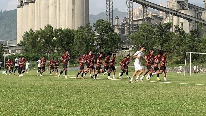 KABAU SIRAH PINCANG - Semen Padang FC kembali menjalani sesi latihan setelah dalam persiapan lanjutan kompetisi BRI Liga 1 2024/2025 di Lapangan Mess Indarung, Kota Padang, Provinsi Sumatera Barat, Senin (10/2/2025). Pelatih Semen Padang Eduardo Almeida harus putar otak dalam lawatannya ke markas Juku Eja julukan PSM Makassar di Liga 1, ini masalah Kabau Sirah.