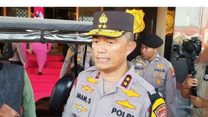 PROMOSI BINTANG 3 - Kapolda Jatim Irjen Pol Imam Sugianto saat di depan Gedung Tri Brata Mapolda Jatim, Senin, (30/10/2023). Dalam daftar mutasi Polri 2025, eks Kapolda Kaltim Imam Sugianto resmi sandang Jenderal Bintang 3 atau Komjen, cek juga list Jenderal baru di sini.