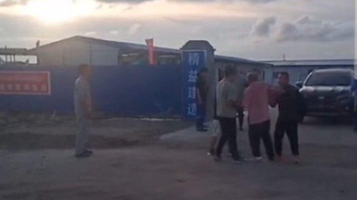 Tangkapan layar video pengeroyokan di  kawasan industri Tanah Kuning Mangkupadi, tepatnya di areal PT KIPI. (Istimewa)
