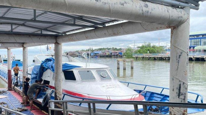 KECELAKAAN LAUT - KM Malindo Ekspres saat bersandar di dermaga Pelabuhan Tunon Taka Nunukan, Jumat (21/03/2025), siang. Berkas penyelidikan kasus kecelakaan laut KM Malindo Ekspres ini telah diserahkan KSOP Nunukan ke Mahkamah Pelayaran, Senin (7/4/2025).