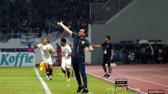 KONDISI TERKINI PSIS - Pelatih PSIS Semarang, Gilbert Agius memberikan instruksi dari pinggir lapangan dalam laga lanjutan Liga 1 2022/2023 antara PSIS Semarang melawan PSM Makassar di Stadion Jatidiri, Kota Semarang, Jawa Tengah, Kamis (6/4/2023) malam. Selain bocorkan kondisi terkini Mahesa Jenar jelang duel Persib Bandung di pekan ke-22 Liga 1, Gilbert Agius juga kenang kekalahan menyakitkan yang diderita PSIS Semarang saat jamu Dewa United di pekan ke-21 Liga 1.