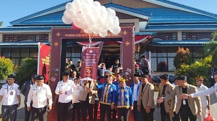 KPU Tana Tidung Bersama Paslon Bupati dan Wakil Bupati Tana Tidung saat Melepas Balon ke Udara, Senin (23/9/2024). (TribunKaltara.com/Rismayanti)