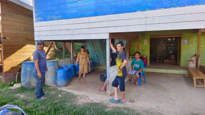 Kades dan warga Binuang melakukan pencrian pesawat yang hilang sejak Jumat (08/03/2024).