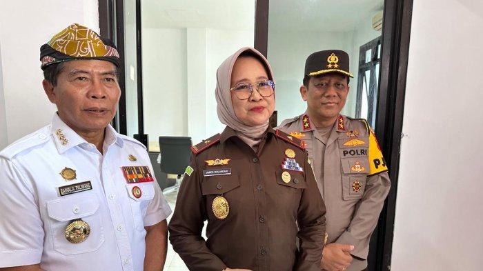 Kajati Kaltara Amiek Mulandari didampingi Kapolda Irjen Pol Hary Sudwijanto dan Gubernur Zainal A Paliwang.