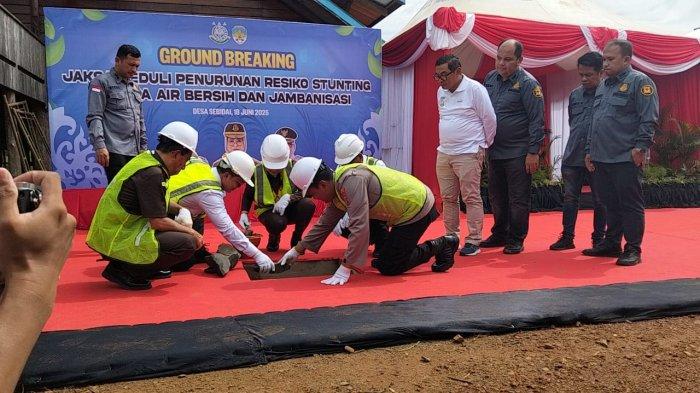 KUNJUNGAN KEPALA KEJATI - Kajati saat lakukan ground breaking pembuatan sumur bor di Balai Desa Sebidai Jl Padat Karya, Kecamatan Sesayap, Kabupaten Tana Tidung, Kaltara, Rabu (18/6/2025). Disambut dengan tradisi adat. (TribunKaltara.com/Rismayanti)