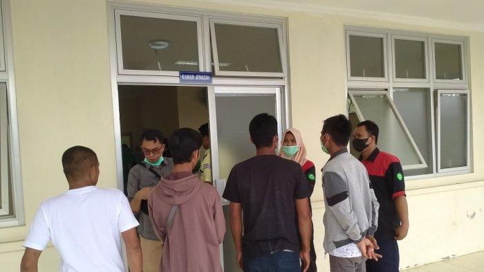 Suasana didepan kamar jenazah RSUD Penajam Paser Utara