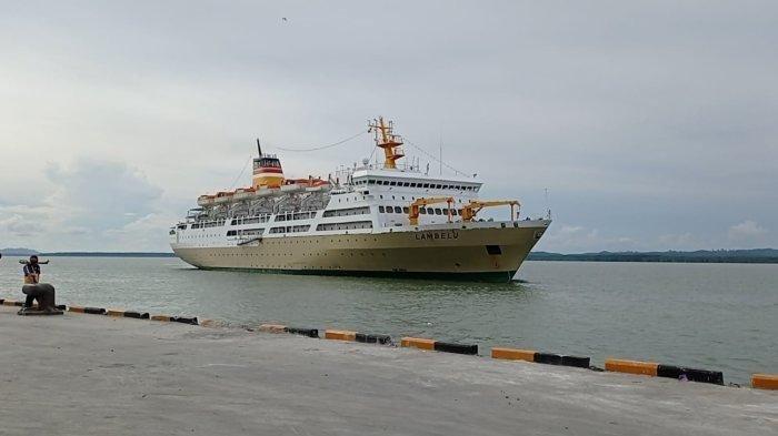 KAPAL PELNI  Kapal Pelni KM Lambelu saat merapat ke dermaga Pelabuhan Tunon Taka Nunukan, Kalimantan Utara.